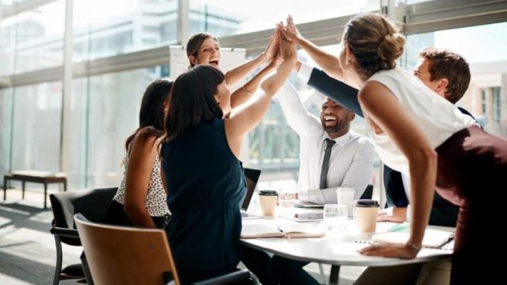 Môt lưu ý quan trong trong cách quản lý nhân sự thúc đẩy hiệu quả làm việc nhóm là khuyến khích sự giao tiếp và tương tác giữa các thành viên 