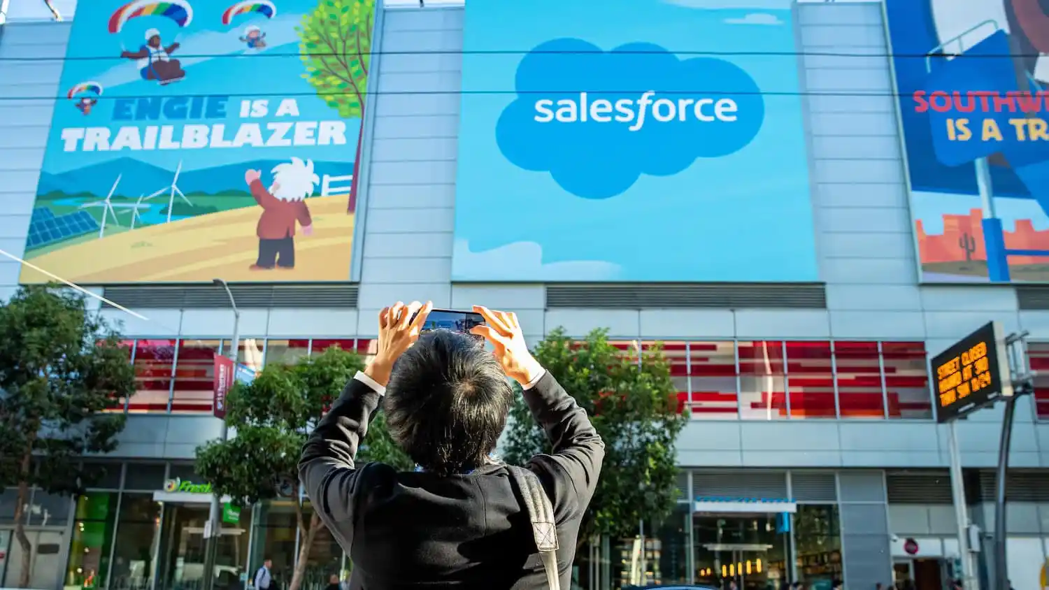 Xây dựng môi trường làm việc định hướng giá trị của Salesforce