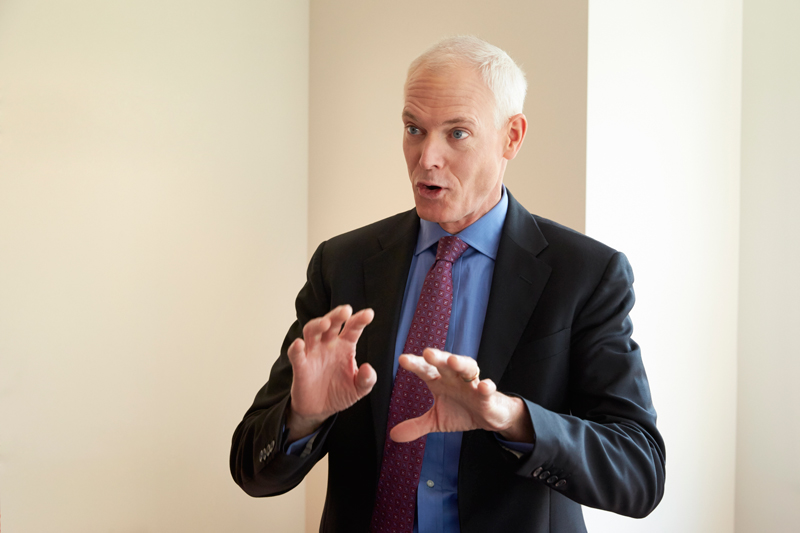 Jim Collins là nhà nghiên cứu sách xây dựng các giá trị cốt lõi doanh nghiệp