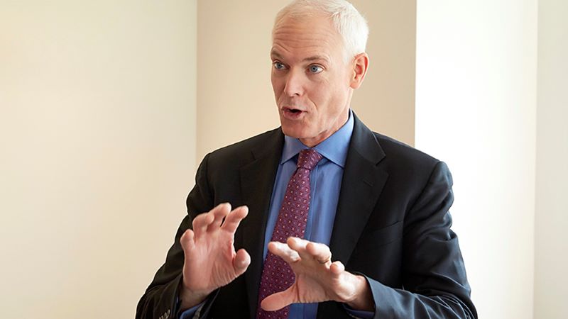 Jim Collins, một chuyên gia nghiên cứu về các tổ chức lớn trên thế giới